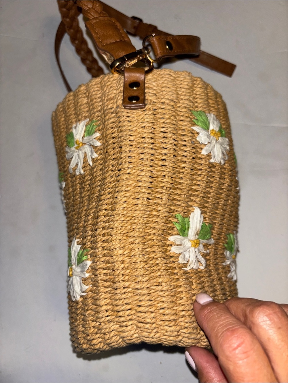 TAN STRAW BAG WITH GREEN AND WHITE FLOWER DESIGN BROWN FAUX LEATHER HANDLES - Picture 5 of 15